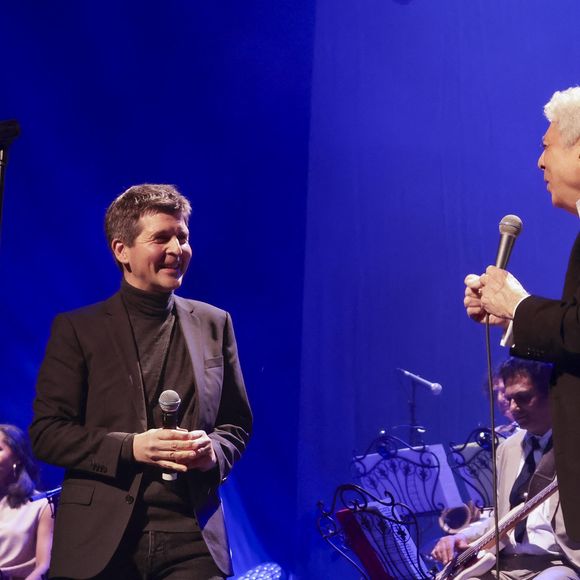 Enrico Macias et Thomas Sotto  - Concert d’Enrico Macias pour sa tournée La Fête Continue ! dans la salle de spectacle Le Dôme de Paris - Palais des Sports à Paris, France, le 15 mars 2025. © Jack Tribeca/Bestimage