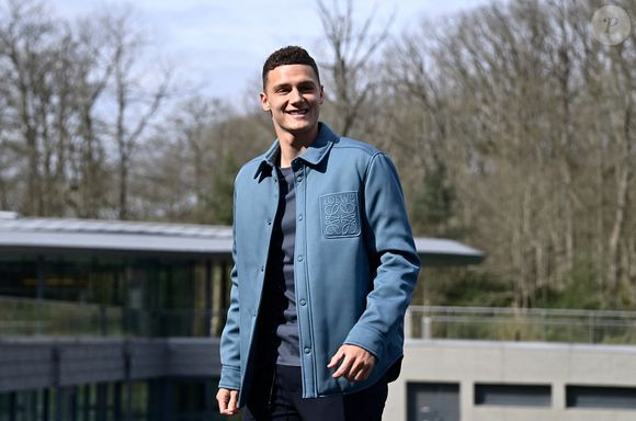 Benjamin Pavard arrive pour l'entraînement de l'équipe de France de football pour le match de qualification à l'Euro 2024 contre les Pays-Bas au centre de formation et centre National du Footbal de Clairefontaine-en-Yvelines, France, le 20 march 2023. © Federico Pestellini/Panoramic/Bestimage