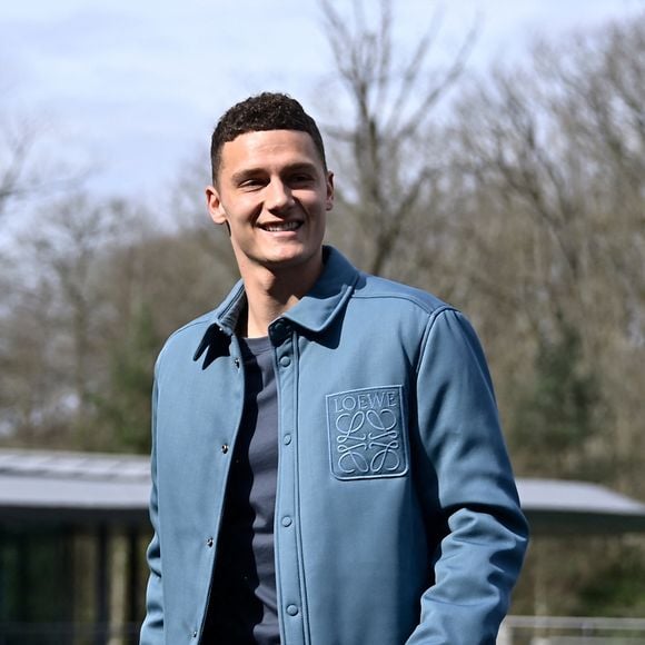 Benjamin Pavard arrive pour l'entraînement de l'équipe de France de football pour le match de qualification à l'Euro 2024 contre les Pays-Bas au centre de formation et centre National du Footbal de Clairefontaine-en-Yvelines, France, le 20 march 2023. © Federico Pestellini/Panoramic/Bestimage