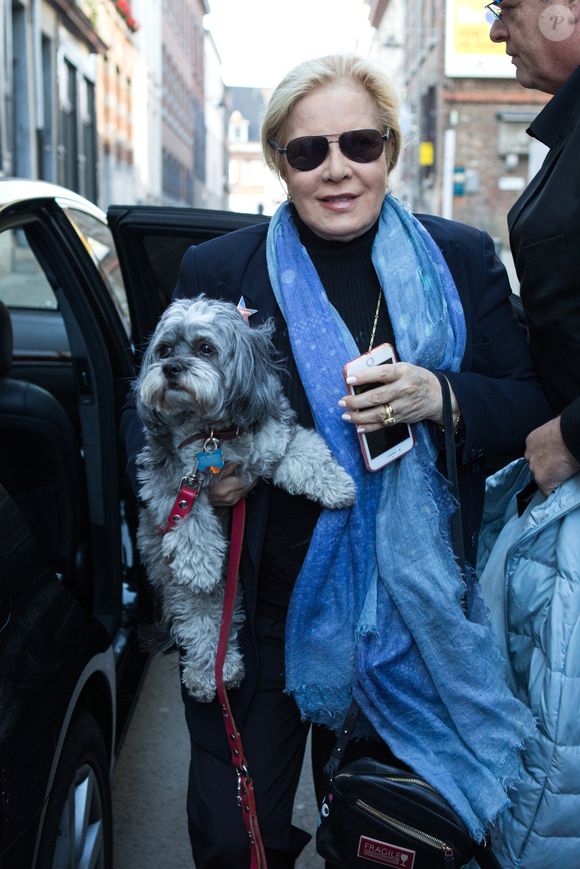 - Sylvie Vartan arrive en compagnie de son chien Muffin, au théâtre Royal de Mons en Belgique pour donner un concert en hommage à Johnny Hallyday. Belgique, Mons, 18 novembre 2018. ALAIN ROLLAND/ IMAGEBUZZ/ BESTIMAGE
