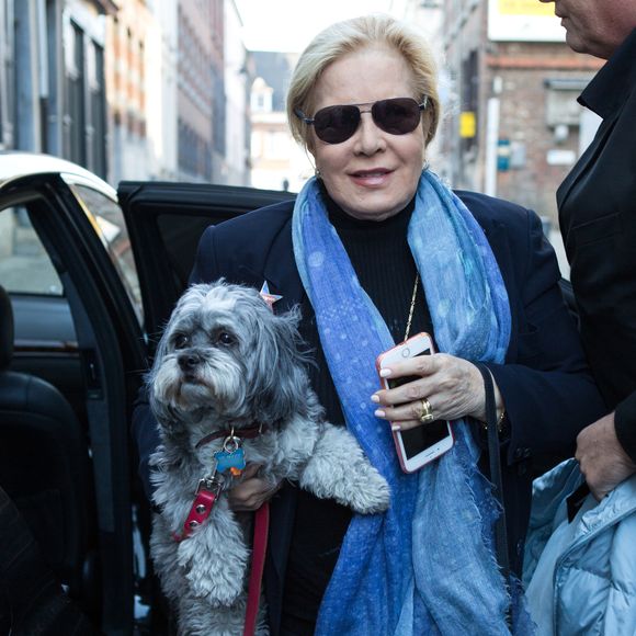 - Sylvie Vartan arrive en compagnie de son chien Muffin, au théâtre Royal de Mons en Belgique pour donner un concert en hommage à Johnny Hallyday. Belgique, Mons, 18 novembre 2018. ALAIN ROLLAND/ IMAGEBUZZ/ BESTIMAGE