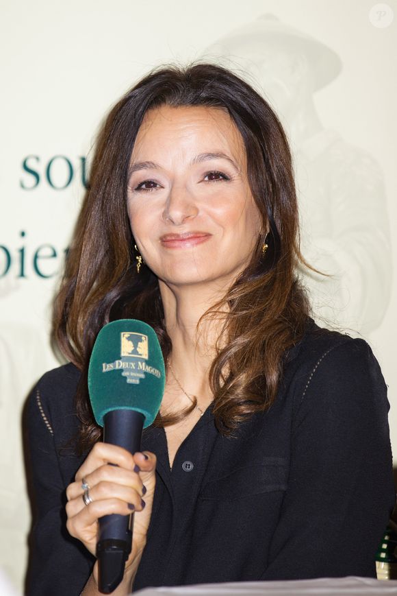 Eliette Abecassis dédicace son livre "Nos rendez-vous" lors du Lundi des écrivains au café Les Deux Magots à Paris le 13 janvier 2020. © Jack Tribeca/Bestimage