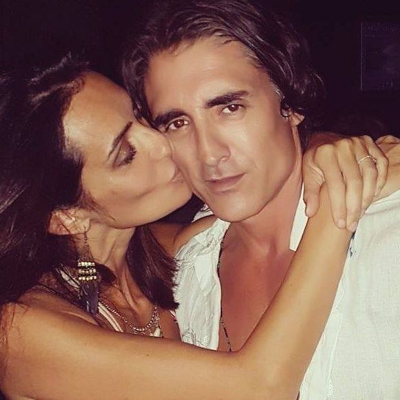 Gregory Basso alias "Greg le millionnaire" est amoureux de sa belle Ornella, avec qui il a eu deux garçons.