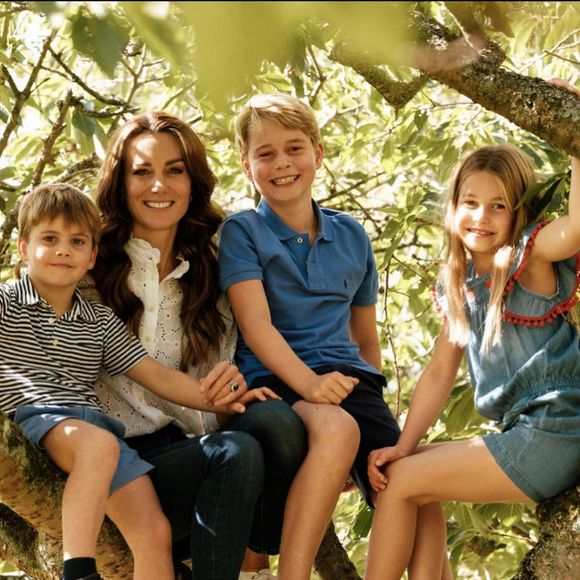 Pour la fête des Mères, le prince et la princesse de Galles ont dévoilé une photo inédite de la duchesse, Catherine Kate Middleton avec ses trois enfants, George, Charlotte et Louis. Le 19 mars 2023.
© Princess of Wales Instagram via Bestimage