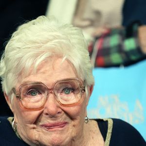 Actrice et chanteuse populaire auprès des Français, elle est également une personnalité engagée.
Line Renaud - Line Renaud, 97 ans, a inauguré un jardin public qui porte son nom, à Lille, France, le mercredi 17 décembre 2025.
© Claude Dubourg/Bestimage