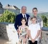 En effet, la deuxième héritière au trône porte traditionnellement le titre de comtesse de Carladès. Une médiathèque a été inaugurée ce 9 juillet dans cette commune. Elle porte désormais le nom de la princesse Gabriella.
Le prince Albert II de Monaco, la princesse Charlène de Monaco, le prince Jacques de Monaco, marquis des Baux, et la princesse Gabriella de Monaco, comtesse de Carladès, ont été accueillis à Mur-de-Barrez en Aveyron, le 9 juillet 2025.
© NivierePool/Bestimage