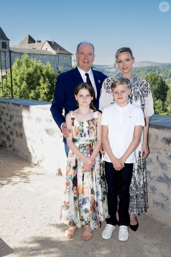 En effet, la deuxième héritière au trône porte traditionnellement le titre de comtesse de Carladès. Une médiathèque a été inaugurée ce 9 juillet dans cette commune. Elle porte désormais le nom de la princesse Gabriella.

Le prince Albert II de Monaco, la princesse Charlène de Monaco, le prince Jacques de Monaco, marquis des Baux, et la princesse Gabriella de Monaco, comtesse de Carladès, ont été accueillis à Mur-de-Barrez en Aveyron, le 9 juillet 2025.

© NivierePool/Bestimage