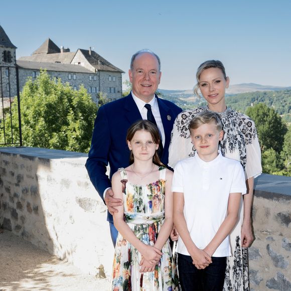 En effet, la deuxième héritière au trône porte traditionnellement le titre de comtesse de Carladès. Une médiathèque a été inaugurée ce 9 juillet dans cette commune. Elle porte désormais le nom de la princesse Gabriella.

Le prince Albert II de Monaco, la princesse Charlène de Monaco, le prince Jacques de Monaco, marquis des Baux, et la princesse Gabriella de Monaco, comtesse de Carladès, ont été accueillis à Mur-de-Barrez en Aveyron, le 9 juillet 2025.

© NivierePool/Bestimage
