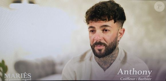 "Je me rends compte que j'ai un soucis avec le côté tactile. Je ne me sens pas à l'aise et je ne sais pas comment dépasser ça", a-t-il également partagé à l'experte Marie Tapernoux.

Laury et Anthony dans "Mariés au premier regard".