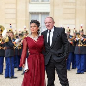 Salma Hayek et son mari François-Henri Pinault - Arrivée des invités au dîner d'Etat en l'honneur du président chinois Xi Jinping et de sa femme la Première Dame Peng Liyuan au palais présidentiel de l'Elysée à Paris, France, le 6 mai 2024. © Cyril Moreau/Bestimage