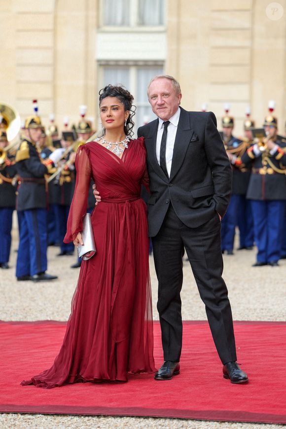 Salma Hayek et son mari François-Henri Pinault - Arrivée des invités au dîner d'Etat en l'honneur du président chinois Xi Jinping et de sa femme la Première Dame Peng Liyuan au palais présidentiel de l'Elysée à Paris, France, le 6 mai 2024. © Cyril Moreau/Bestimage