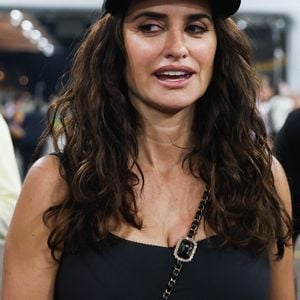 Penelope Cruz à Abu Dhabi, pendant le Grand Prix de Formule 1 au circuit Yas Marina le 8 décembre 2024 à Abu Dhabi. ( © Beata Zawrzel / Zuma Press / Bestimage