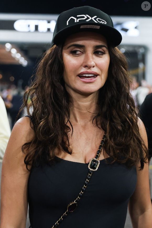 Penelope Cruz à Abu Dhabi, pendant le Grand Prix de Formule 1 au circuit Yas Marina le 8 décembre 2024 à Abu Dhabi. ( © Beata Zawrzel / Zuma Press / Bestimage