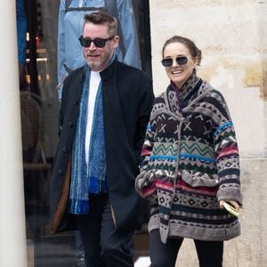 Exclusif - Macaulay Culkin et Natalie Portman sont allés déjeuner au Steam Bar (un restaurant asiatique) puis faire une balade à Paris lors de la Fashion Week de Paris (PFW) le 6 mars 2026. AGENCE / BESTIMAGE