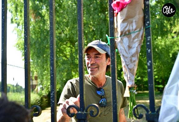 Exclusif - Un an jour pour jour après le décès d'Alain Delon, son fils Anthony (avec Loubo, le berger belge de son père) lui a rendu hommage au domaine familial de Douchy dans le Loiret, France, le 18 août 2025 © Christian Liewig/Bestimage