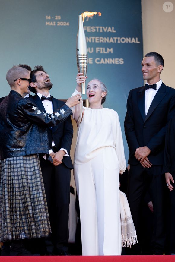 Marie Patouillet, guest, Delphine Ernotte et la flamme olympique, Alexis Hanquinquant - Montée des marches du film « Marcello Mio » lors du 77ème Festival International du Film de Cannes, au Palais des Festivals à Cannes. Le 21 mai 2024
© Jacovides-Moreau / Bestimage