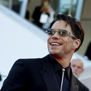 Si ce moment ne dure que quelques secondes, il montre tout l'amour et l'admiration que l'acteur a pour sa compagne. 

François Civil (Montre Audemars Piguet) - Montée des marches du film " Garance " lors du 79ème Festival International du Film de Cannes, le 17 mai 2026. © Jacovides-Moreau / Bestimage