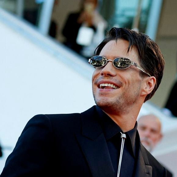 Si ce moment ne dure que quelques secondes, il montre tout l'amour et l'admiration que l'acteur a pour sa compagne. 

François Civil (Montre Audemars Piguet) - Montée des marches du film " Garance " lors du 79ème Festival International du Film de Cannes, le 17 mai 2026. © Jacovides-Moreau / Bestimage