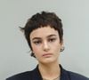 Les cheveux courts et les adeptes de touches colorées trouvent aussi leur bonheur dans cette tendance.