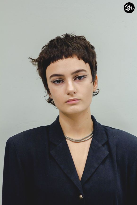 Les cheveux courts et les adeptes de touches colorées trouvent aussi leur bonheur dans cette tendance.