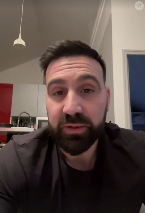 Dans cette story Instagram, il explique que désormais, ses deux filles, Lya et Rose, auront leur propre chambre, et lui aussi.

Capture d'écran Instagram de Matthieu Vieira.