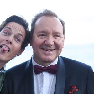 Kevin Spacey, Jaron Lowenstein et une autre invitée - Soirée de gala "Better World Fund" à l'hôtel Carlton lors du 78ème Festival International du Film de Cannes le 20 mai 2025. © Lionel Urman/Bestimage