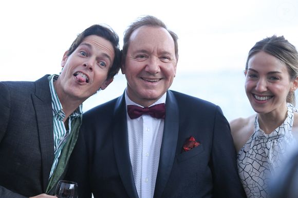 Kevin Spacey, Jaron Lowenstein et une autre invitée - Soirée de gala "Better World Fund" à l'hôtel Carlton lors du 78ème Festival International du Film de Cannes le 20 mai 2025. © Lionel Urman/Bestimage