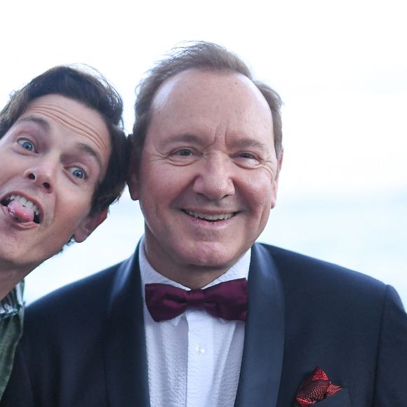 Kevin Spacey, Jaron Lowenstein et une autre invitée - Soirée de gala "Better World Fund" à l'hôtel Carlton lors du 78ème Festival International du Film de Cannes le 20 mai 2025. © Lionel Urman/Bestimage