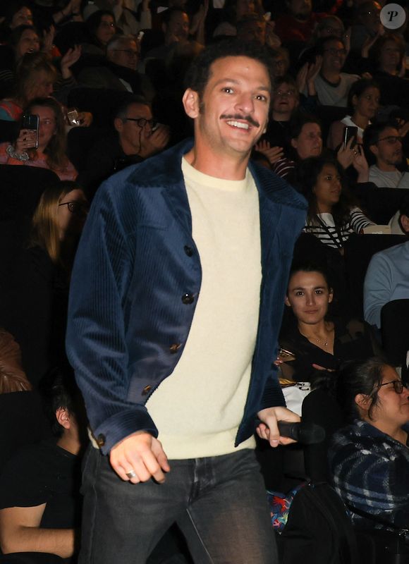 "C'est pas un espace qui est très simple à moduler mais il me rassure et je m'y sens bien", admet le comédien. 

Vincent Dedienne - Avant-première du film "Je ne suis pas un héros" à UGC Bercy à Paris le 7 novembre 2023. © Coadic Guirec / Bestimage