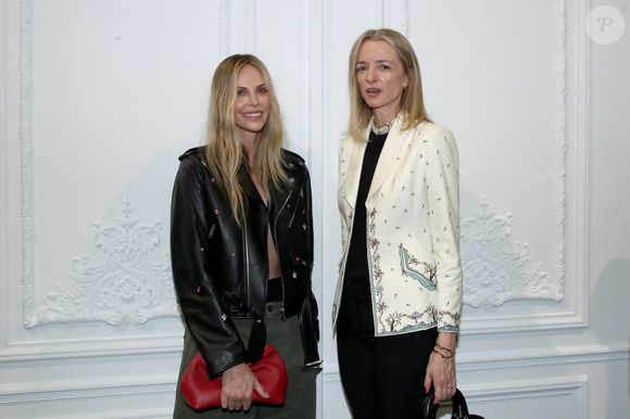 Delphine Arnault avait vu les choses en grand avec un discours à l'Elysée.

Charlize Theron et Delphine Arnault (Directrice générale de Dior) au Front Row du défilé Christian Dior Collection Femme Prêt-à-Porter Printemps/Eté 2026 lors de la Fashion Week de Paris (PFW), dans le Jardin des Tuileries, à Paris, France, le 1er octobre 2025. © Bertrand Rindoff/Bestimage