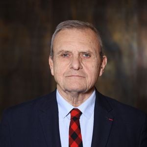 Cette pièce devient ainsi le symbole d’un lien entre histoire familiale, mémoire royale et actualité d’une maison en pleine réinvention.

Exclusif -Jean-Charles de Castelbajac lors de la nomination de Stéphane Bern comme Pape du Patrimoine lors de la Saint Clément au restaurant Alain Ducasse Baccarat, à Paris, France, le 20 novembre 2025. © Denis Guignebourg/Bestimage