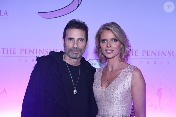 Richard Orlinski, Sylvie Tellier - Soirée de gala du 10ème anniversaire de l’association "Les Bonnes Fées" à l’Hôtel The Peninsula Paris le 8 octobre 2025. The Peninsula Paris renouvelle son soutien dans la campagne Octobre Rose au côté de l’artiste G.Sardin. © Rachid Bellak/Bestimage