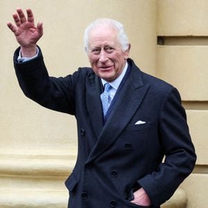 Camilla avait, en effet, souffert d'une pneumonie, et la septuagénaire avait été très affaiblie par la maladie. Quant à son époux, Charles III, il avait fait face à un cancer, quelques mois plus tôt.
Le roi Charles III salue les sympathisants lors d'une visite à l'église St Peter's de Notting Hill, à Londres, pour rencontrer et remercier le personnel, les travailleurs humanitaires et les bénévoles du DEC le mercredi 4 décembre 2024.