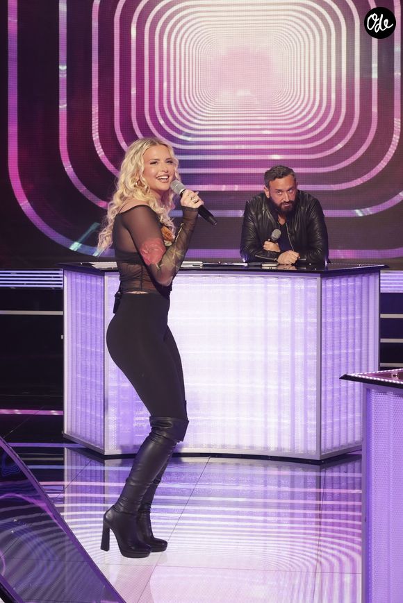 Exclusif - Kelly Vedovelli, Cyril Hanouna, sur le plateau de l’émission « TPMP » présentée par C.Hanouna et diffusée en direct sur C8, Paris, France, le 24 fevrier 2025. © Jack Tribeca / Bestimage