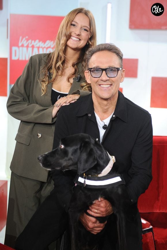 Un duo très complice et investi pour la cause animale

Exclusif - Julien Courbet et sa fille Lola Courbet et leur chienne Simone - Enregistrement de l'émission Vivement Dimanche au studio Rive gauche, presentée par M. Drucker à Paris le 9 septembre 2026, Diffusion sur France 3 le 13 septembre 2026
©Guillaume Gaffiot/Bestimage