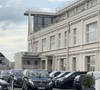 Son arrivée au palais de justice est ultra-sécurisée et tenue secrète par les autorités.

Arrivée sous très haute protection de Kim Kardashian à l'aéroport du Bourget la veille de son audition au procès de la rue tronchet des "Papys braqueurs" de Kim Kardashian à Paris le 12 mai 2025. Agence / Bestimage