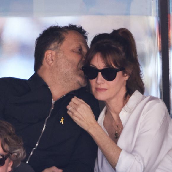 Arthur (Jacques Essebag) et sa femme Mareva Galanter - Célébrités dans les tribunes de la finale homme des Internationaux de France de tennis de Roland Garros 2024 à Paris le 9 juin 2024. © Jacovides-Moreau/Bestimage