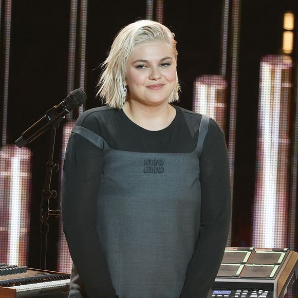 Elle explique : "La première chose, celle la plus importante c'est la politesse. Ça c'est un truc sur lequel mes parents, ils étaient intransigeants là-dessus. La politesse et la façon de se comporter. C'est aussi un truc où je suis un peu un peu dure, j'avoue".

Louane - 39ème cérémonie des Victoires de la musique à la Seine musicale de Boulogne-Billancourt, France, le 9 février 2024. © Coadic Guirec/Bestimage