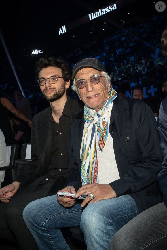 Gérard Darmon et son fils Jules Darmon - Les célébrités assistent au combat de boxe opposant le français Tony Yoka au congolais Martin Bakula à l'AccorHotels Arena à Paris, France, le 14 mai 2022. © Aurelien Morissard/Panoramic/Bestimage