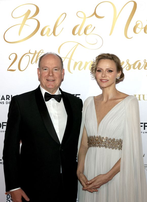 Le prince Albert II de Monaco et la princesse Charlene lors du Bal de Noël à la salle Empire de l'hôtel de Paris à Monaco, le 12 décembre 2025. 

© Claudia Albuquerque / Bestimage
