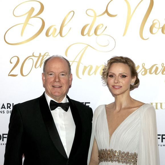 Le prince Albert II de Monaco et la princesse Charlene lors du Bal de Noël à la salle Empire de l'hôtel de Paris à Monaco, le 12 décembre 2025. 

© Claudia Albuquerque / Bestimage