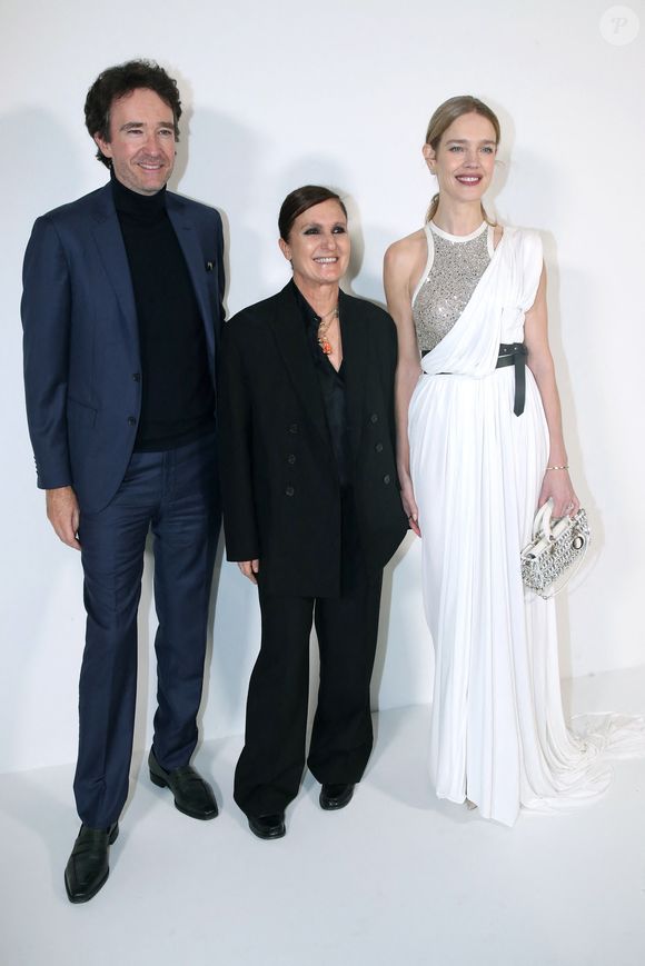 Antoine Arnault, Maria Grazia Chiuri et Natalia Vodianova posent à la fin du Défilé de Mode Dior, Prêt-à-porter Automne / Hiver 2025-2026 dans le cadre de la Fashion Week de Paris, France, le 04 Mars 2025. 

© Bertrand Rindoff / Bestimage