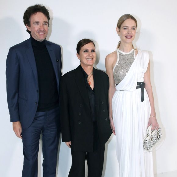 Antoine Arnault, Maria Grazia Chiuri et Natalia Vodianova posent à la fin du Défilé de Mode Dior, Prêt-à-porter Automne / Hiver 2025-2026 dans le cadre de la Fashion Week de Paris, France, le 04 Mars 2025. 

© Bertrand Rindoff / Bestimage