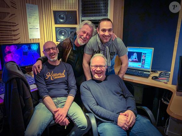 Didier Raynal, c'était "un rire inoubliable, une culture musicale incroyable", poursuit la radio du groupe NRJ.

Didier Raynal (en bas, à droite), sur une photo publiée sur son compte Facebook. Facebook Didier Raynal