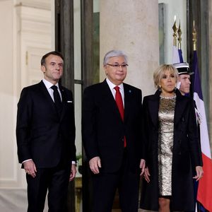 Le président Emmanuel Macron, sa femme Brigitte Macron avec Kassym-Jomart Tokaïev, président du Kazakhstan lors de l'accueil par le couple présidentiel français du président du Kazakhstan au palais de l'Elysée à Paris pour un dîner d'état le 5 novembre 2024.

© Dominique Jacovides / Bestimage