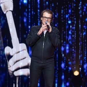 L’interprète du Dîner et papa de Manolo et Ludmilla pose d’emblée un constat tranché, presque frontal : "Il y a deux milieux, il y a un milieu que je déteste et c'est tout à fait réciproque. Et un milieu que j'adore. 

Exclusif - Benabar pour les surprises de l'enregistrement de l'émission "La Boîte à secrets", présentée par F.Bollaert et diffusée le 16 janvier 2026 sur France 3, dans les studios du Lendit à Saint-Denis, France, le 16 décembre 2025. © Cyril Moreau/Bestimage