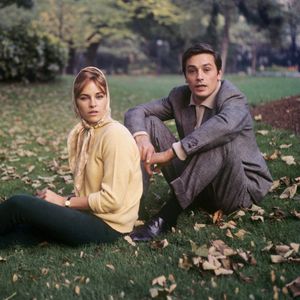 L'acteur français Alain Delon et son épouse Nathalie (Francine Canovas) posant sur l'herbe.  - Photo par Mondadori Portfolio via ZUMA Press /ABACAPRESS.COM