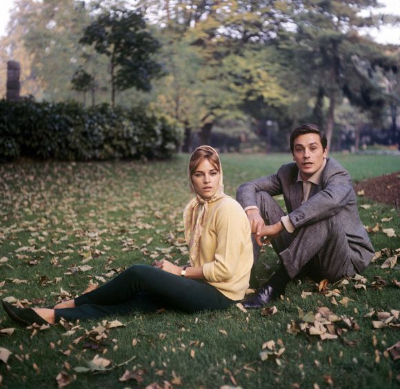 L'acteur français Alain Delon et son épouse Nathalie (Francine Canovas) posant sur l'herbe.  - Photo par Mondadori Portfolio via ZUMA Press /ABACAPRESS.COM