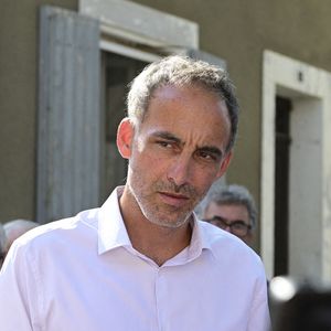 "Et ce moment est venu pour moi", a-t-il annoncé de façon affirmative, tout en restant un brin mystérieux, donc, sur la place professionnelle de sa compagne à la télévision pour les mois à venir. 

Raphaël Glucksmann à Jonquières, en France, le 12 août 2026. Photo de Pascal Rodriguez/ABACAPRESS.COM
