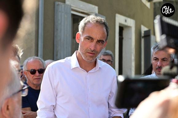 "Et ce moment est venu pour moi", a-t-il annoncé de façon affirmative, tout en restant un brin mystérieux, donc, sur la place professionnelle de sa compagne à la télévision pour les mois à venir. 

Raphaël Glucksmann à Jonquières, en France, le 12 août 2026. Photo de Pascal Rodriguez/ABACAPRESS.COM